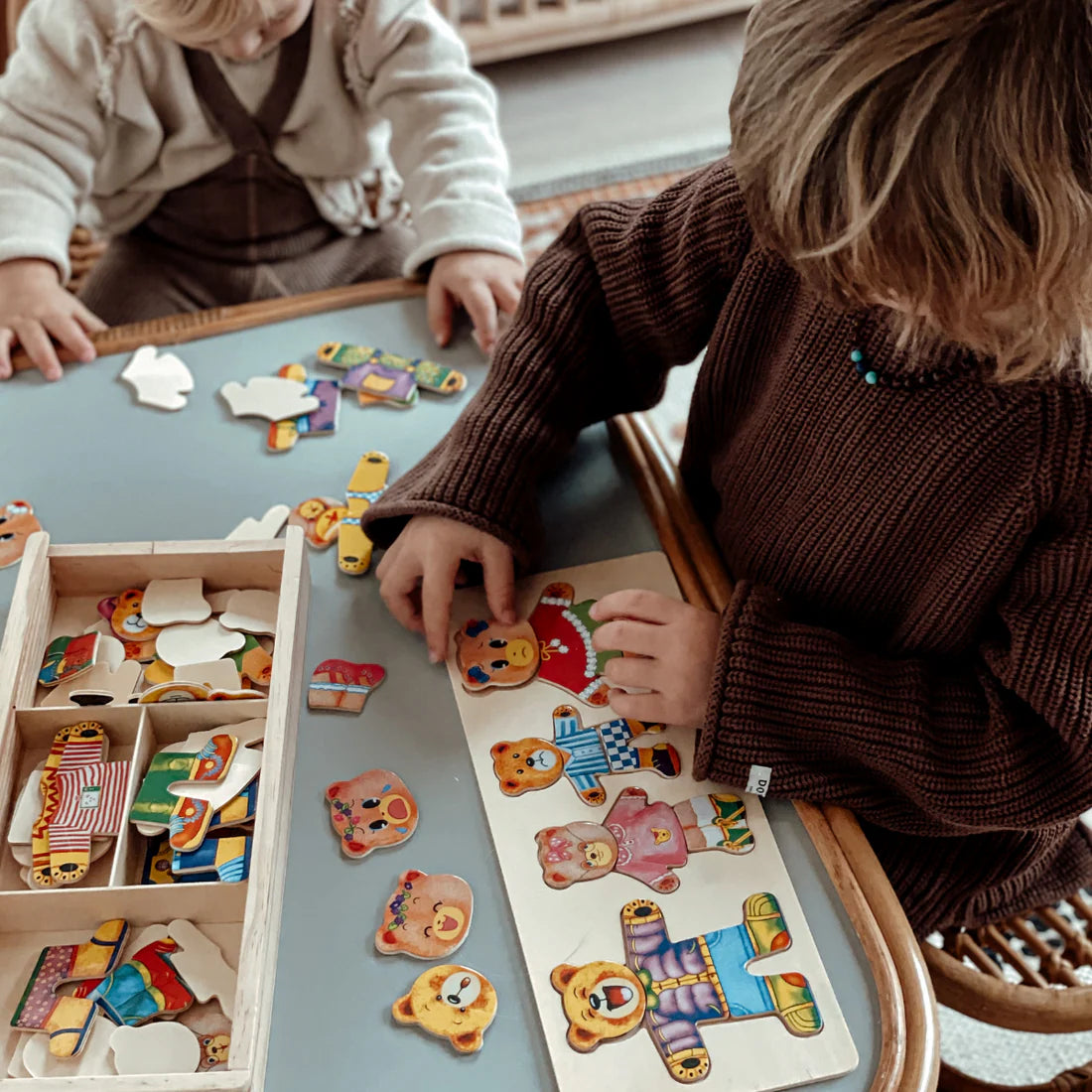 Drewniana układanka z przebieranym misiem – zestaw puzzli z pudełkiem do przechowywania (zabawka edukacyjna)