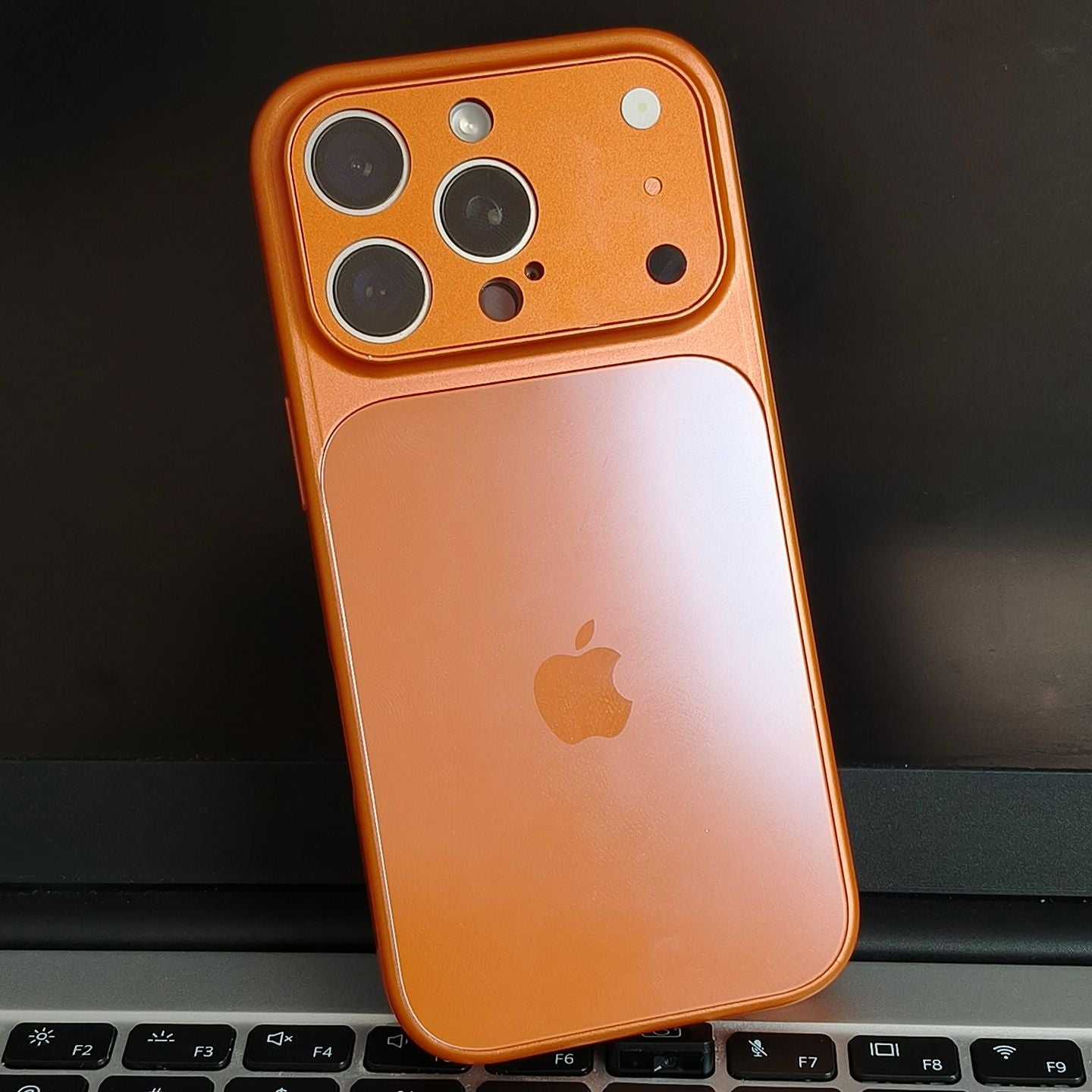 Etui ochronne MagSafe z osłoną aparatu
