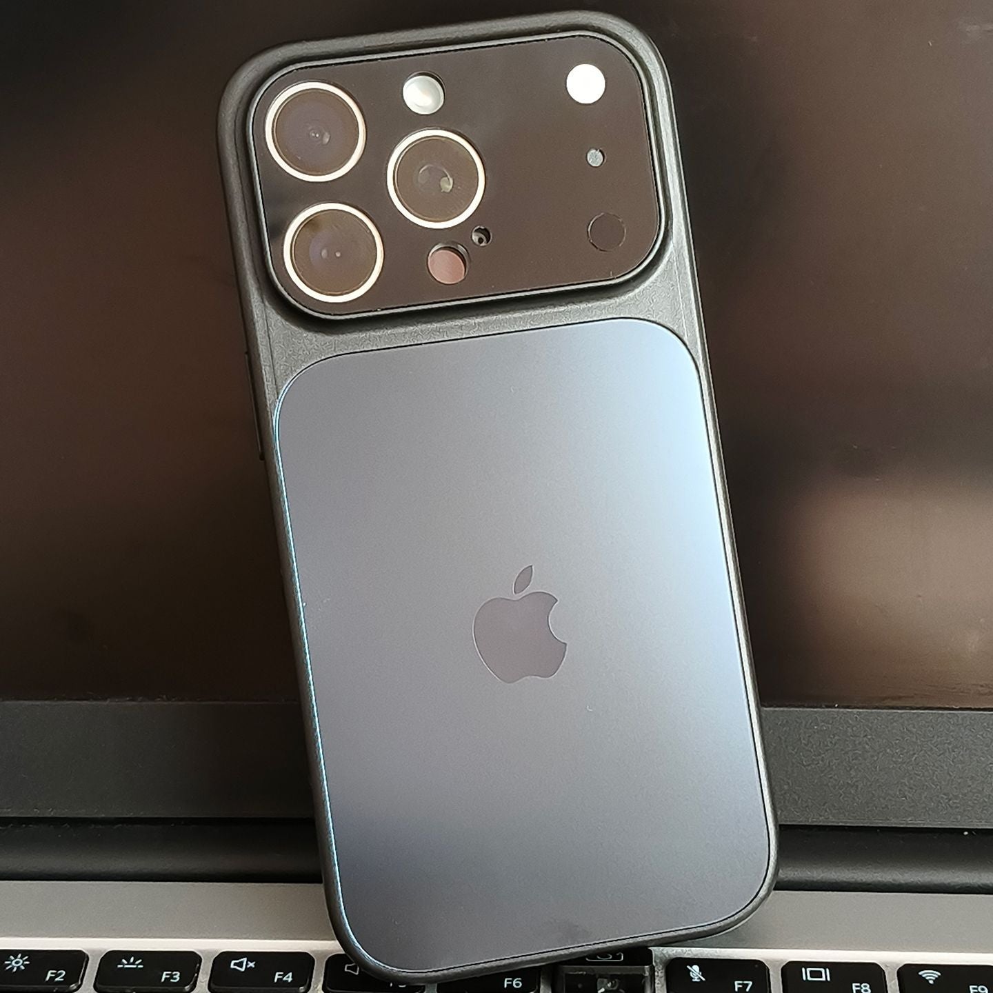 Etui ochronne MagSafe z osłoną aparatu