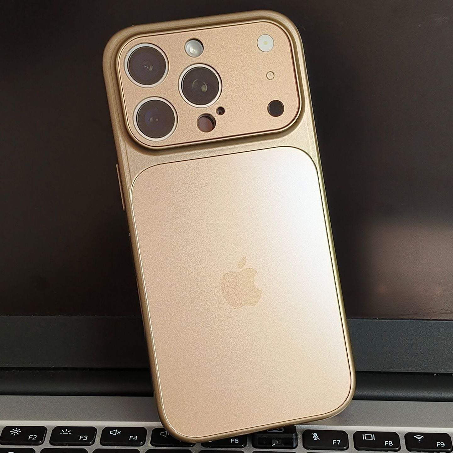 Etui ochronne MagSafe z osłoną aparatu