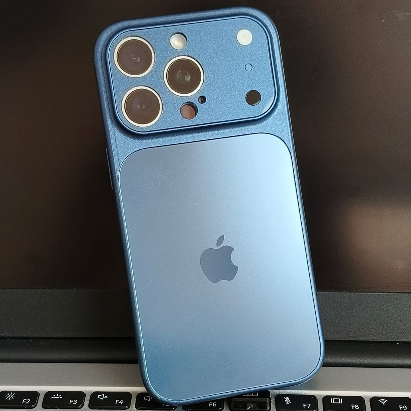 Etui ochronne MagSafe z osłoną aparatu