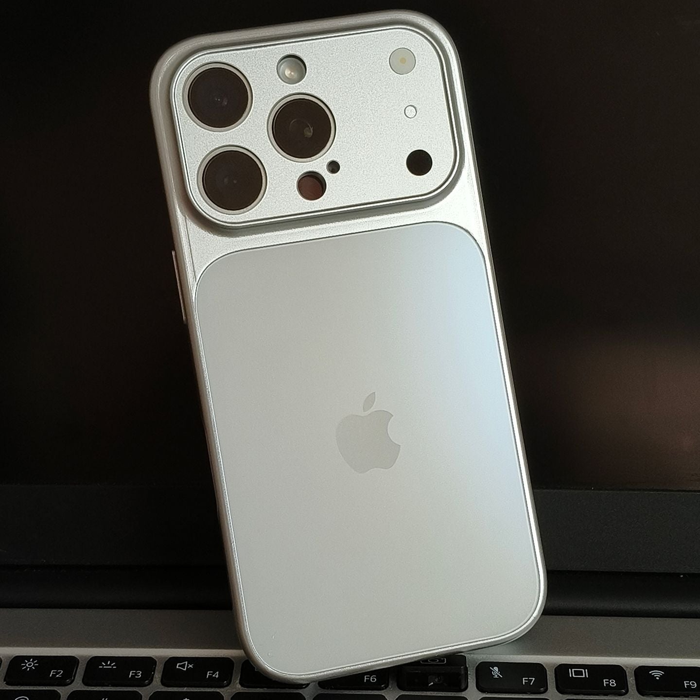 Etui ochronne MagSafe z osłoną aparatu