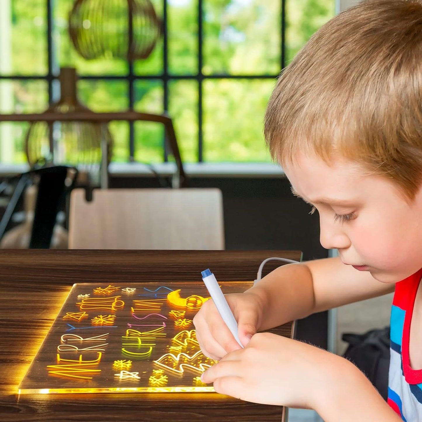 DoodleGlow™ magiczna tablica LED do rysowania – świecąca tablica dla dzieci (z markerami i szablonami)