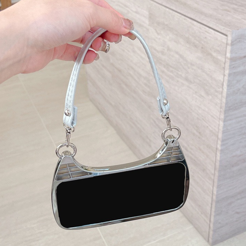 Etui na iPhone'a z regulowanym paskiem na rękę